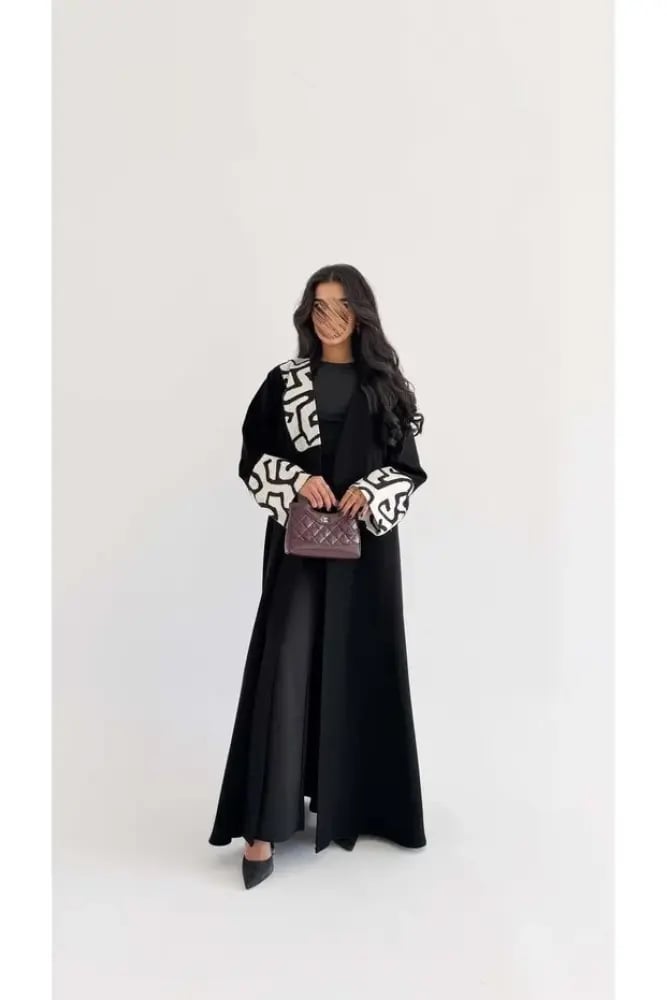 عباية سوداء مع تدخيلة ابيض