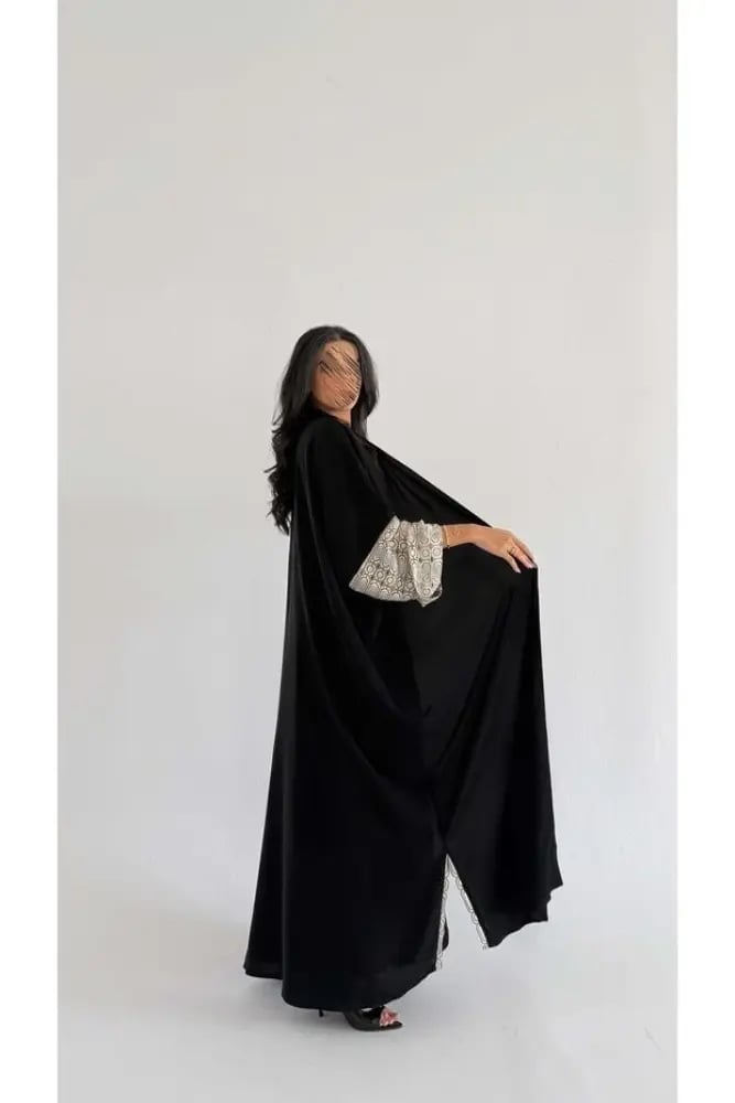 عباية كريب اسود بتدخيلة أكمام بيج