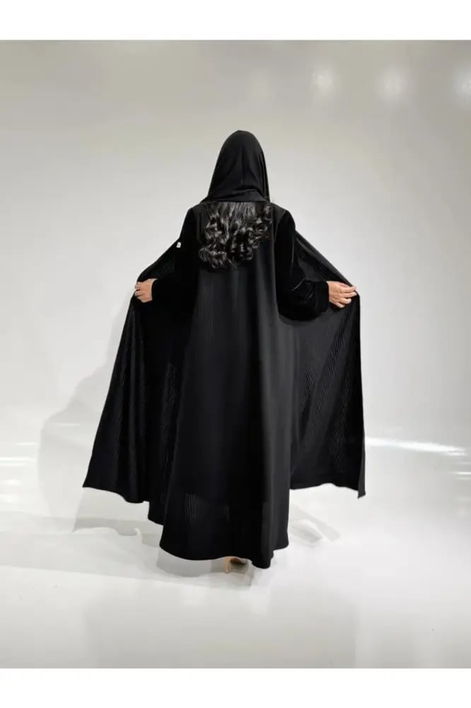 عباية شاكيرا مع أكمام مخمل