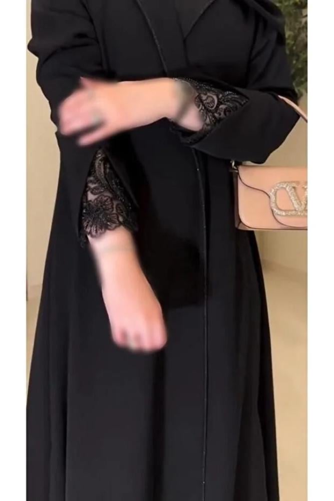 Rosana عباية رونزا, عباية فاخرة بتصميم بسيط مع نقشة ورود على الكم