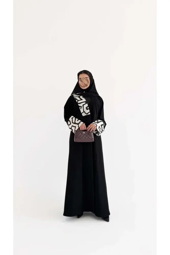 عباية سوداء مع تدخيلة ابيض