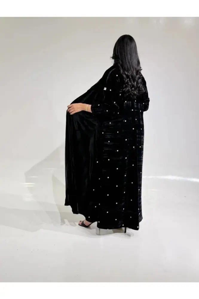 عباية مخمل اسود مع تدخيلات مخمل منقط