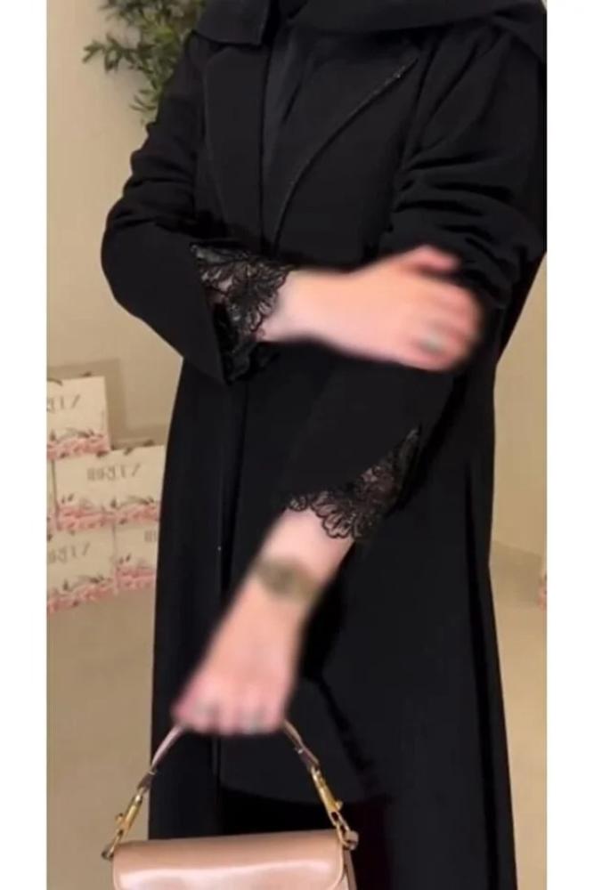 Rosana عباية رونزا, عباية فاخرة بتصميم بسيط مع نقشة ورود على الكم
