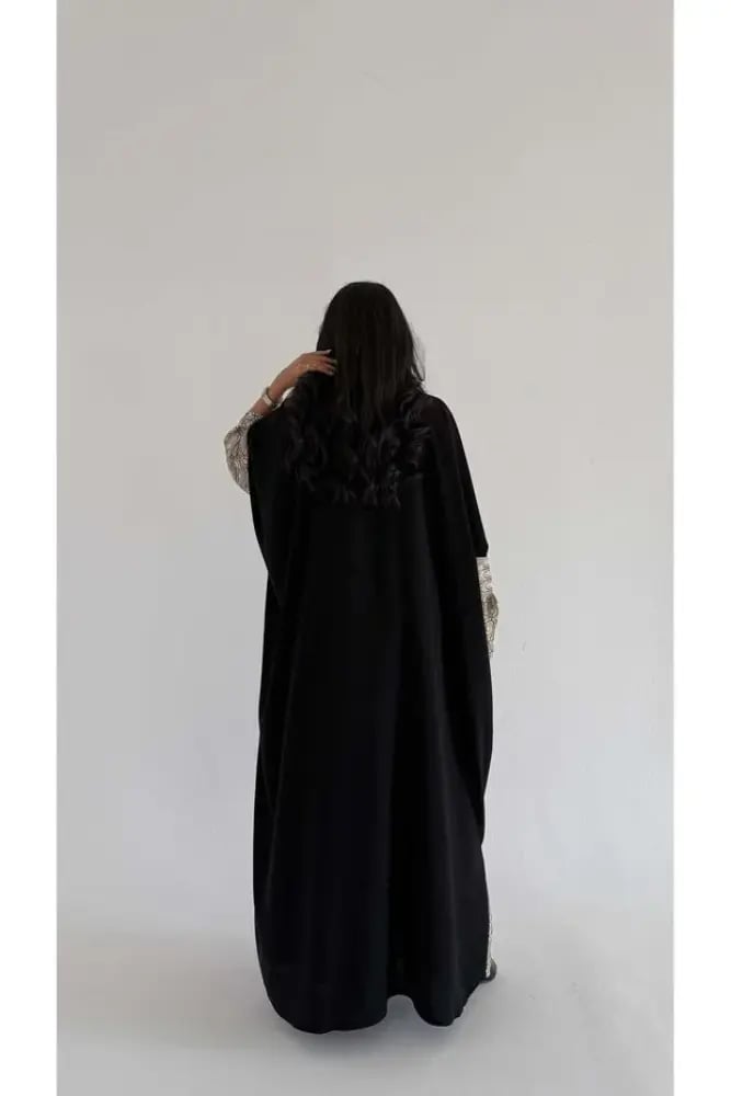 عباية كريب اسود بتدخيلة أكمام بيج