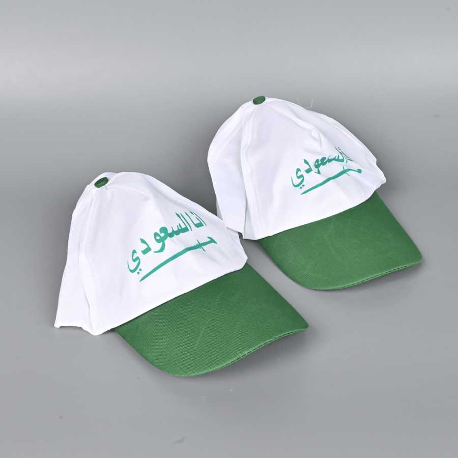 طقم 2 كاب لليوم الوطني السعودي – قبعة بعبارة أنا السعودي وتصميم السيف