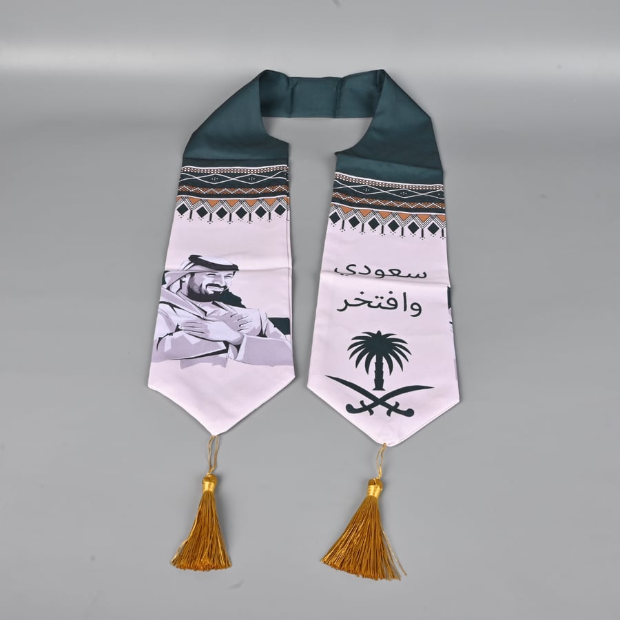 شال اليوم الوطني مع هدب - تصميم ولي العهد وشعار السيفين والنخلة وعبارة سعودي وافتخر
