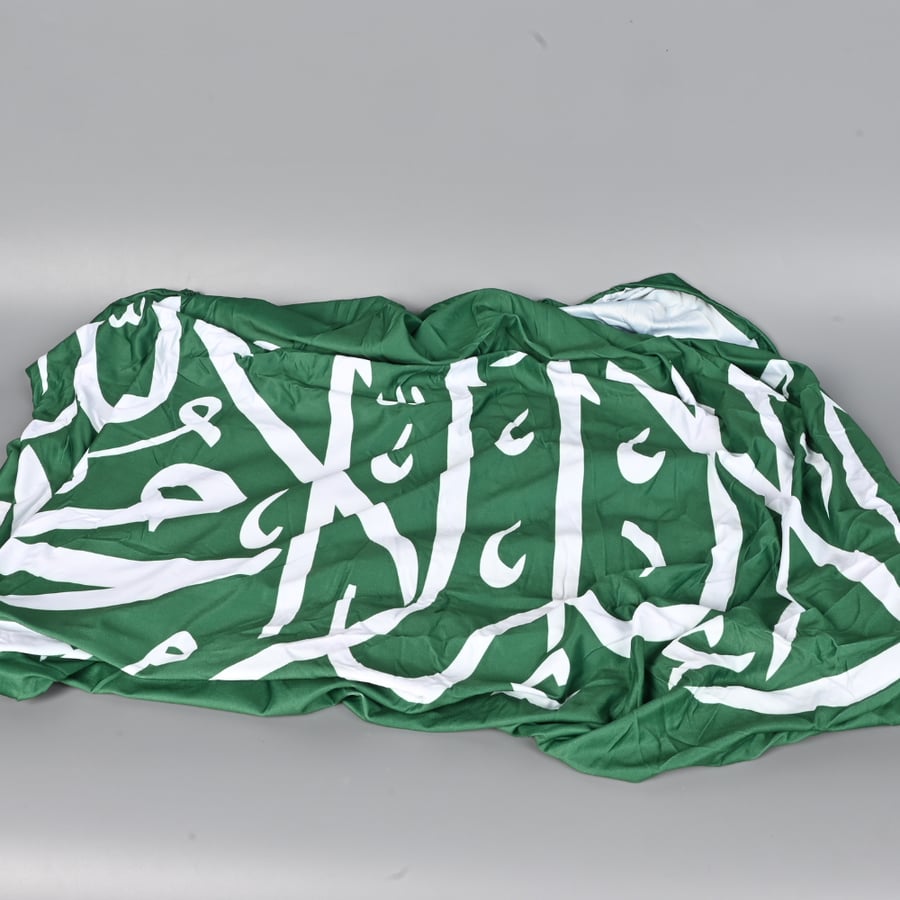 علم كبوت سيارة لليوم الوطني السعودي - الشهادتين مع سيف على خلفية خضراء