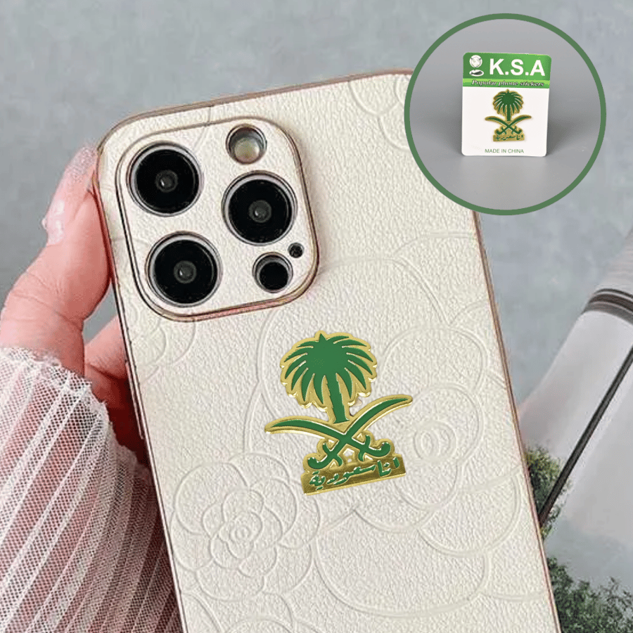 برش اليوم الوطني لاصق – تصميم سيفين ونخلة مع عبارة أنا سعودية للملابس والإكسسوارات