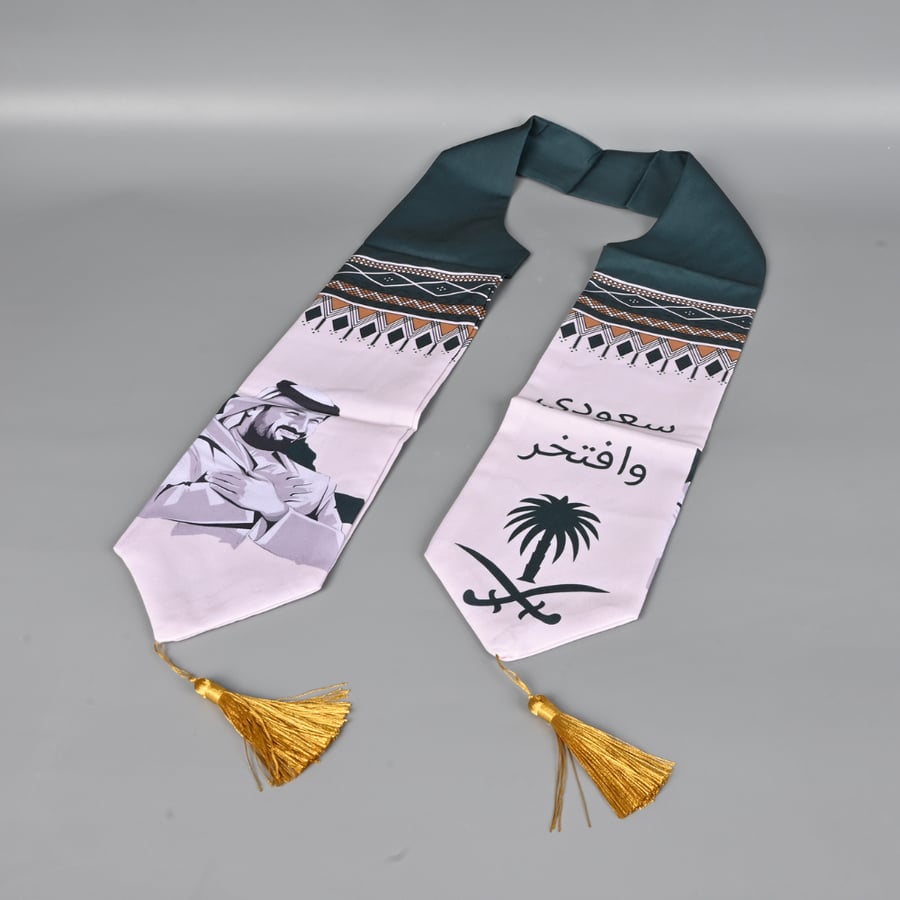 شال اليوم الوطني مع هدب - تصميم ولي العهد وشعار السيفين والنخلة وعبارة سعودي وافتخر