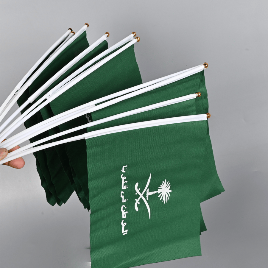 12 علم قماش باستاند بلاستيك مقاس 20×28 سم - مثالي لزينة اليوم الوطني