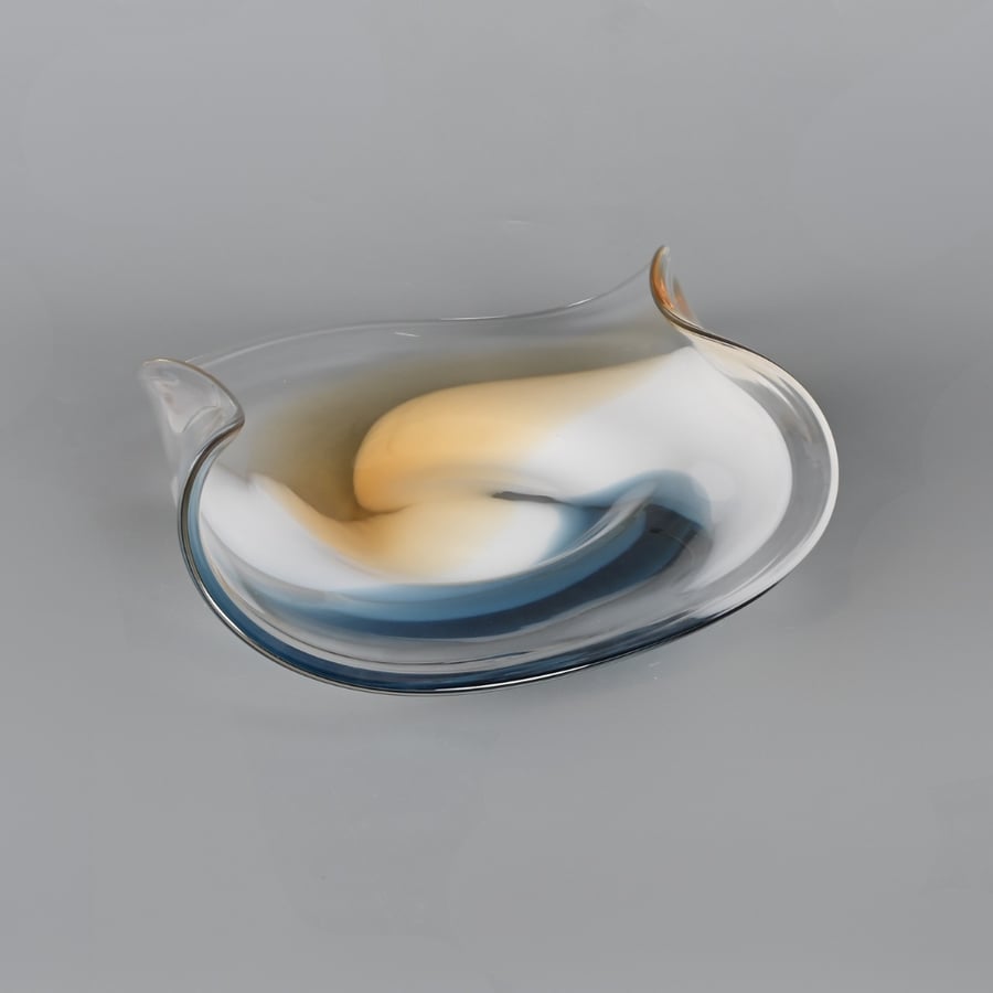 إناء زجاجي ديكور بتصميم فني مميز مقاس 43×30 سم لون أزرق متدرج مع أبيض وبني – طبق تقديم أنيق للديكور العصري والكلاسيكي