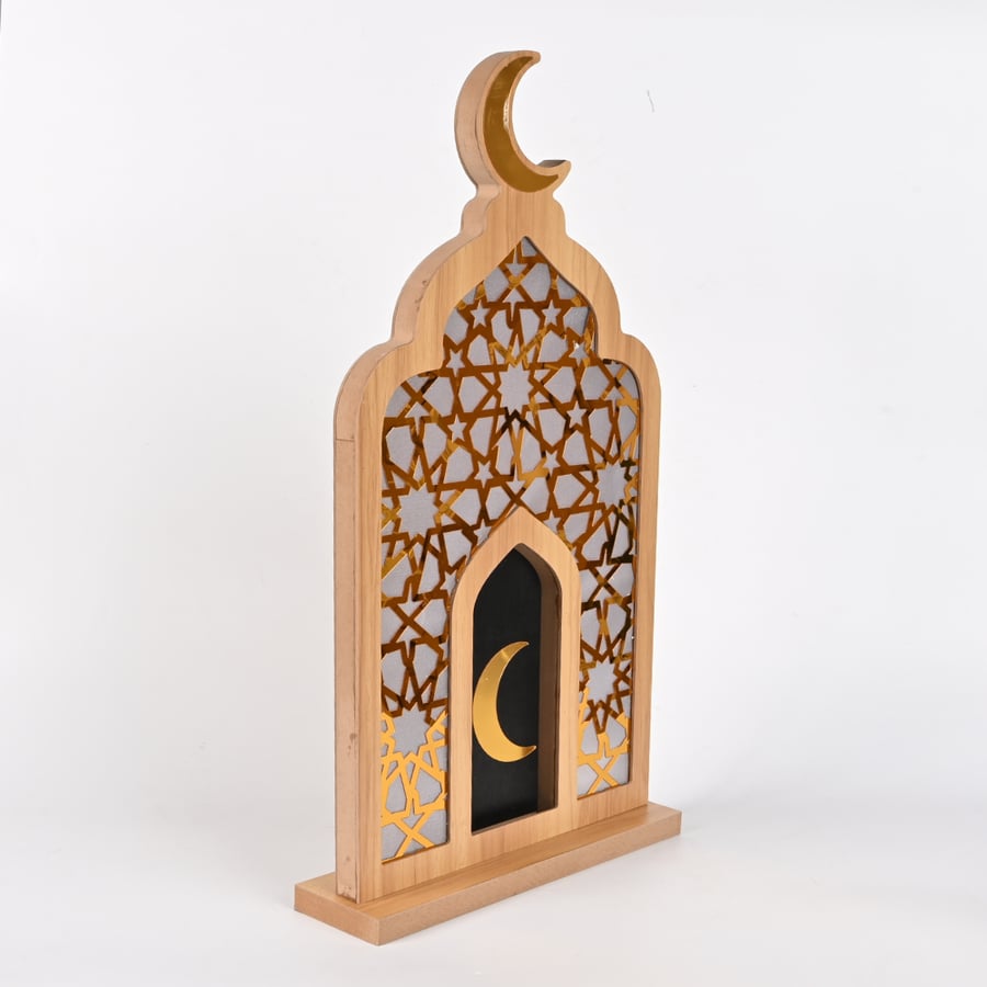 ستاند رمضاني مضيء بتصميم هلال مقاس 62 سم خشبي لون بيج مع ذهبي – نقوش إسلامية لديكور رمضان
