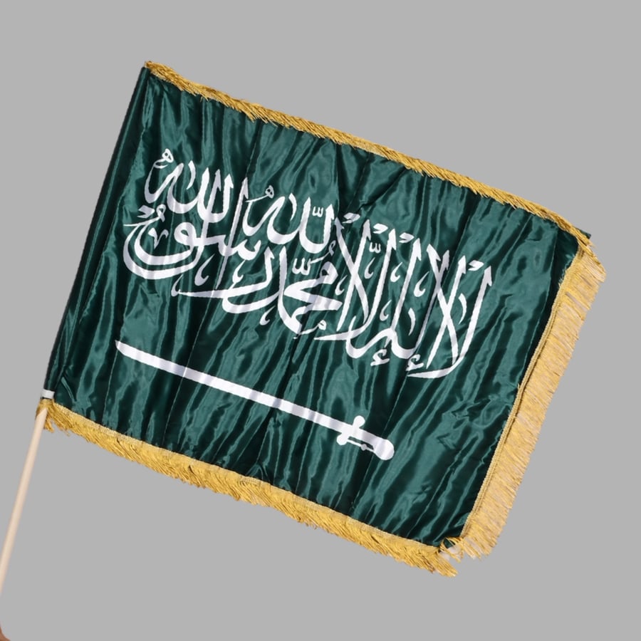 علم المملكة العربية السعودية مع الهدب لليوم الوطني السعودي – بعصا 90×60 سم للاحتفالات الوطنية