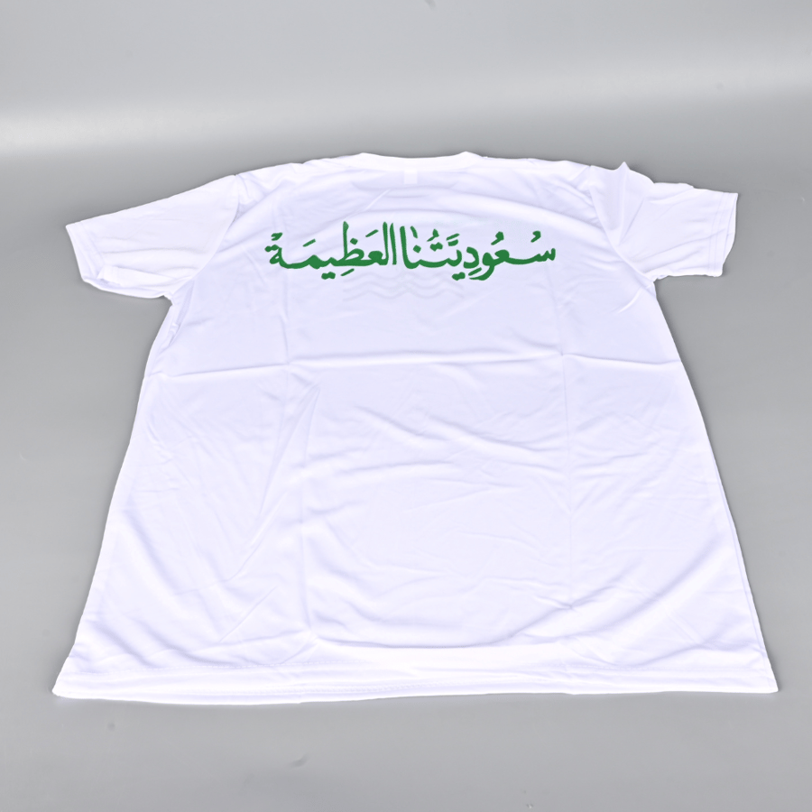 تيشيرت اليوم الوطني السعودي - لون ابيض مقاس إكس لارج بشعار السيفين والنخلة