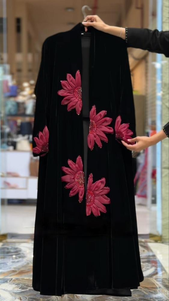 عباية شتويه بتطريز الوردة بافخم لون