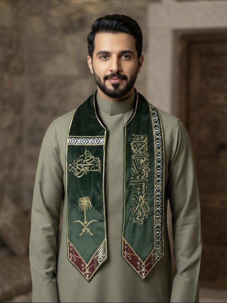 وشاح اليوم الوطني الملكي بالتطريز الذهبي الفاخر
