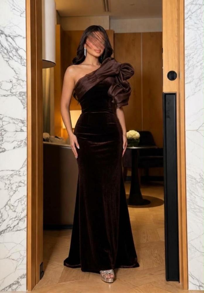 فستان سهرة مخمل أسود بكتف واحد وتصميم درابيه ساتان