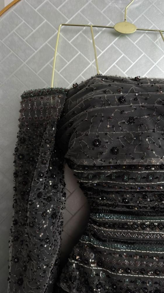فستان سهرة فاخر بأكمام مكشوفة الأكتاف وتنورة شرابات لامعة