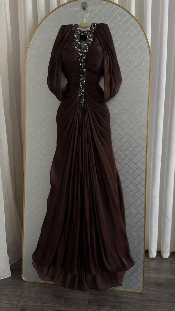 فستان سهرة بني فاخر بتطريز كريستال أمامي وأكمام منتفخة