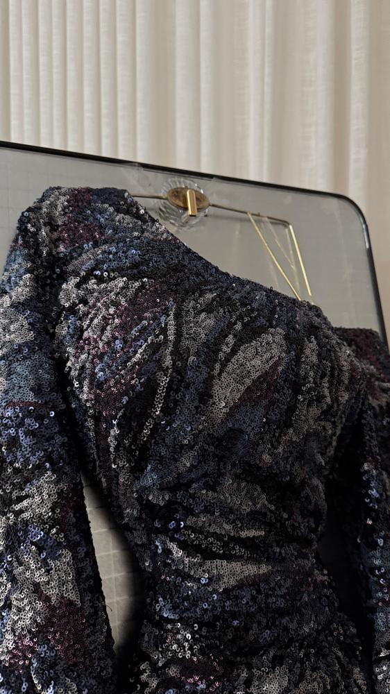 فستان سهرة بكتف واحد مطرز بألوان متداخلة