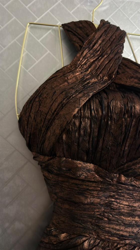 فستان سهرة برونزي بليسيه بياقة هالتر ووشاح خلفي منسدل