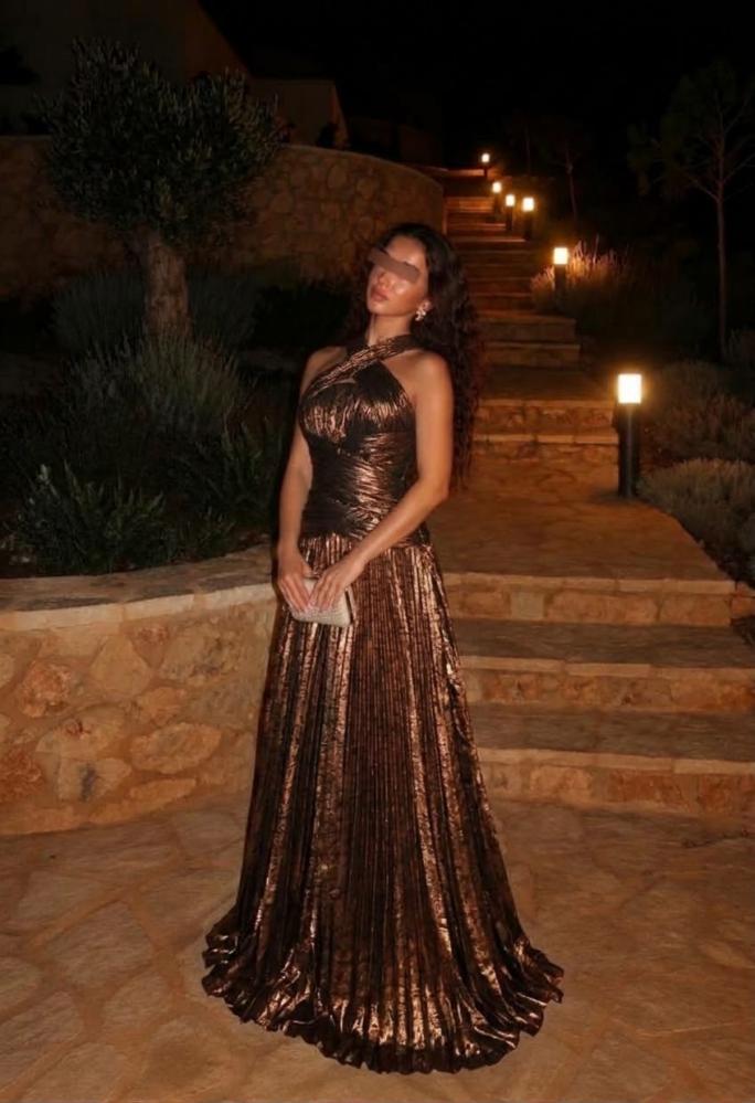 فستان سهرة برونزي بليسيه بياقة هالتر ووشاح خلفي منسدل