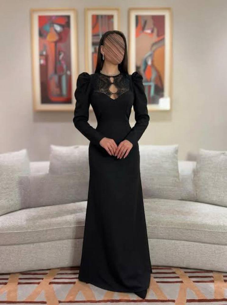 فستان سهرة أسود كلاسيكي بتفاصيل الدانتيل وأكمام طويلة