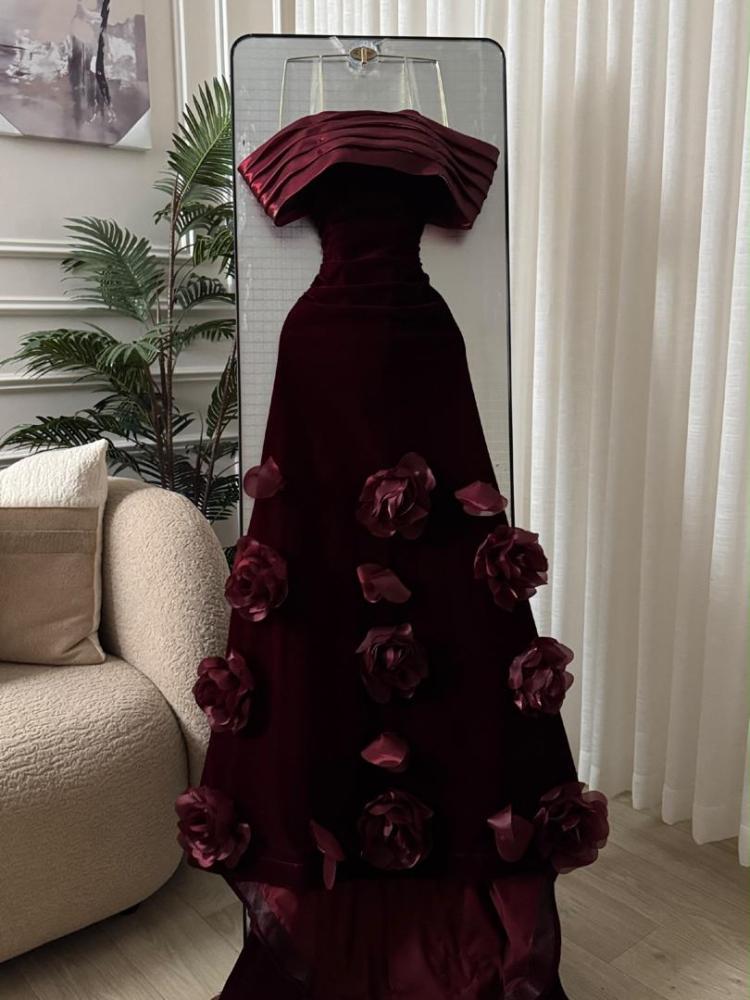 فستان سهرة مخمل عنابي مرصع بالورود البارزة