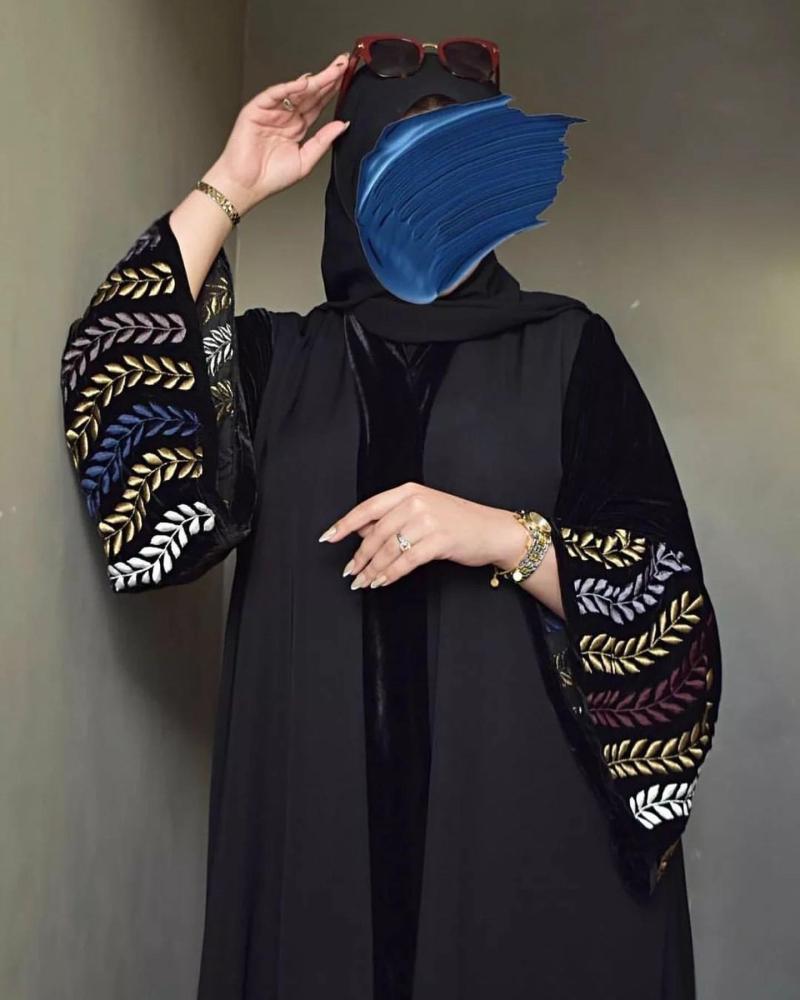 عبايه باكمام مخمل وتطريز 1352