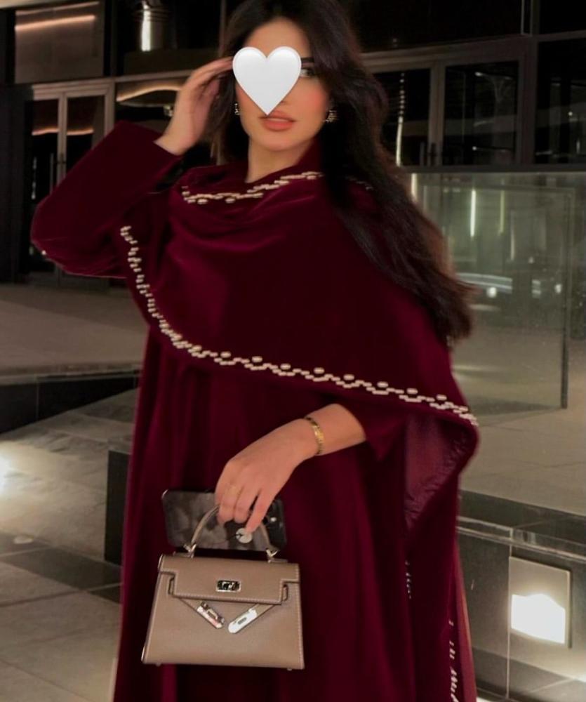 عبايه مخمل احمر قصه نص كلوش بشال احمر