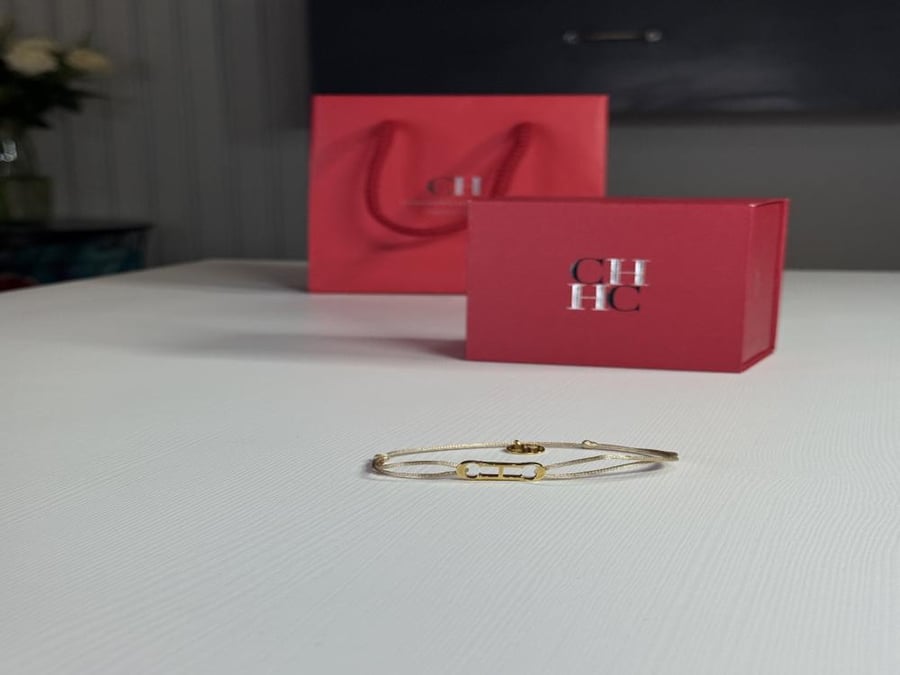 اسوار  كارولينا قطن بيج بعلامة كارولينا CH ذهبي Carolina Herrera beige Cotton bracelet
