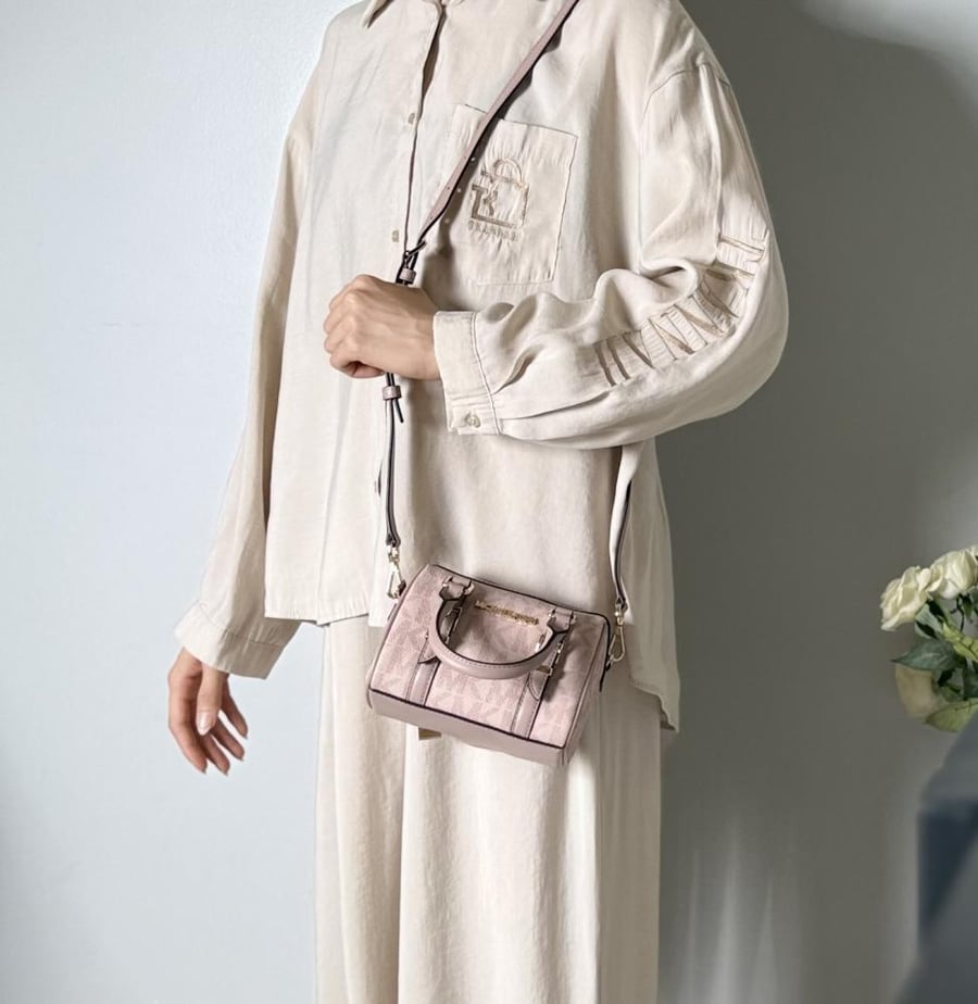 شنطة مايكل كورس بيدفولد ليقسي دفل باللون باودر وردي michael kors bedford legacy duffle powder pink xs
