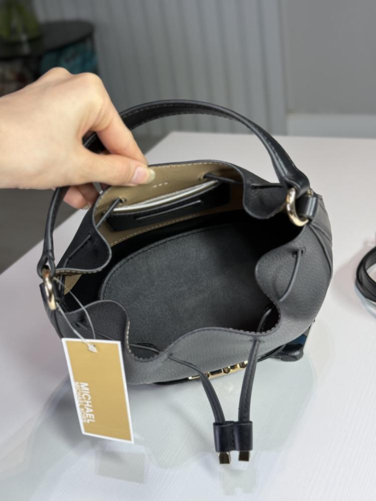 شنطة مايكل كورس بوكيت اسود وذهبي Michael Kors small bucket bag