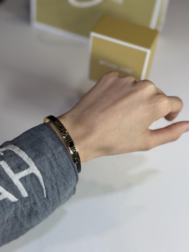 اسوار مايكل كورس بانقل نحيف اسود سجنشر Michael Kors Logo Bangle Bracelet Gold/Black