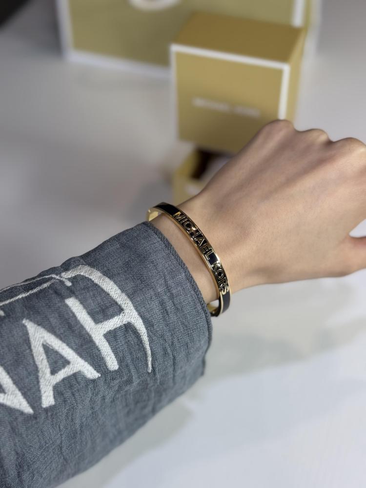 اسوار مايكل كورس بانقل نحيف اسود سجنشر Michael Kors Logo Bangle Bracelet Gold/Black