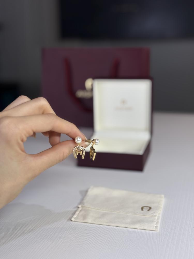 حلق اجنر ذهبي مرصع بالكريستال ومزين باللولو المتدلي Aigner gold pearl drop A690159