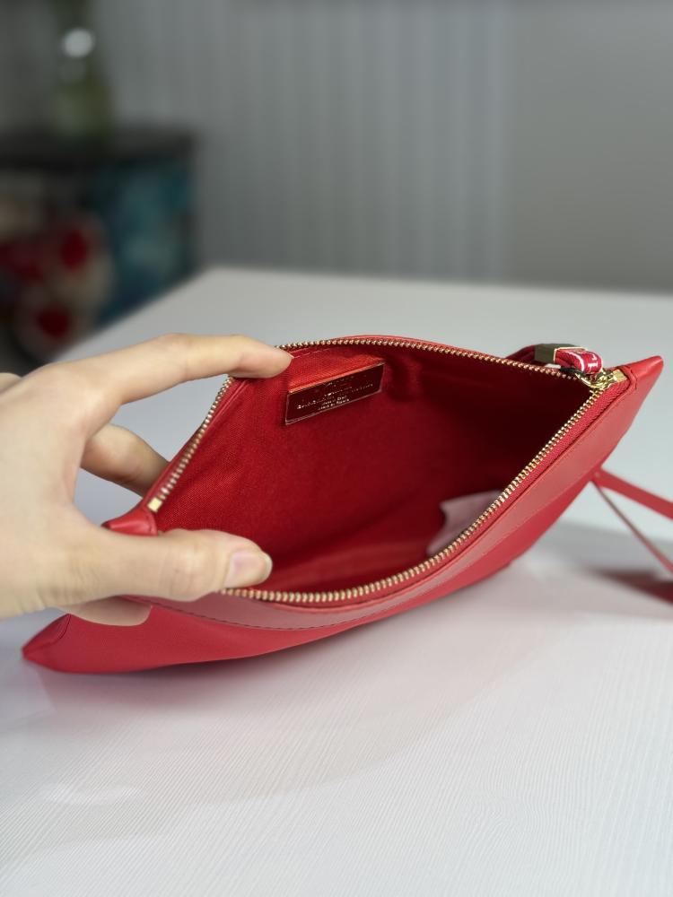 كارولينا هيريرا باوتش انسيقنيا بلوقو احمر بيد سجنشر Carolina Herrera Pouch Insignia Neoprene Red