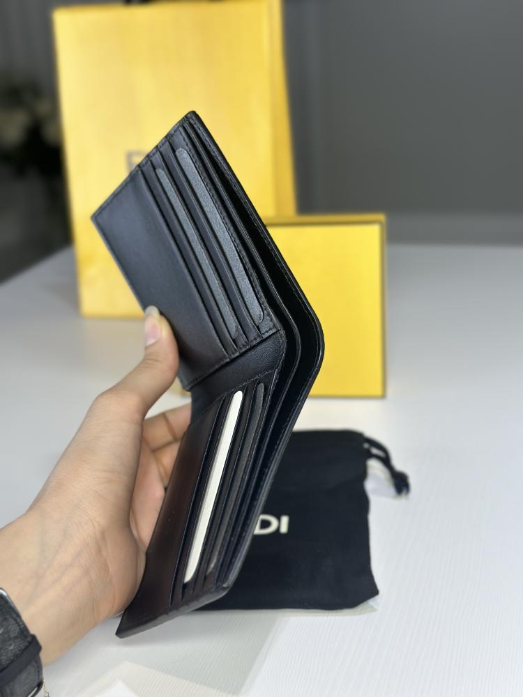 محفظة فندي محفظة Fendi Diagonal بلون رمادي وخط - سجنشر رمادي/ اصفر