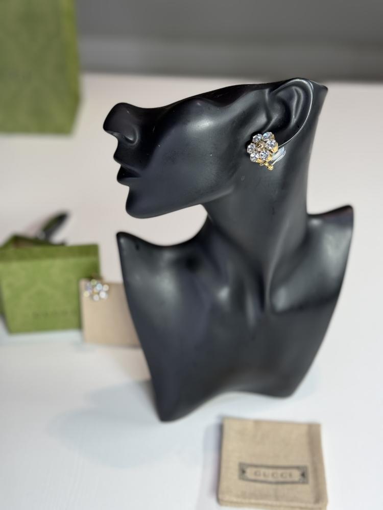 حلق قوتشي مرصع بالاحجار بشعار قوتشي gucci flower crystal earrings