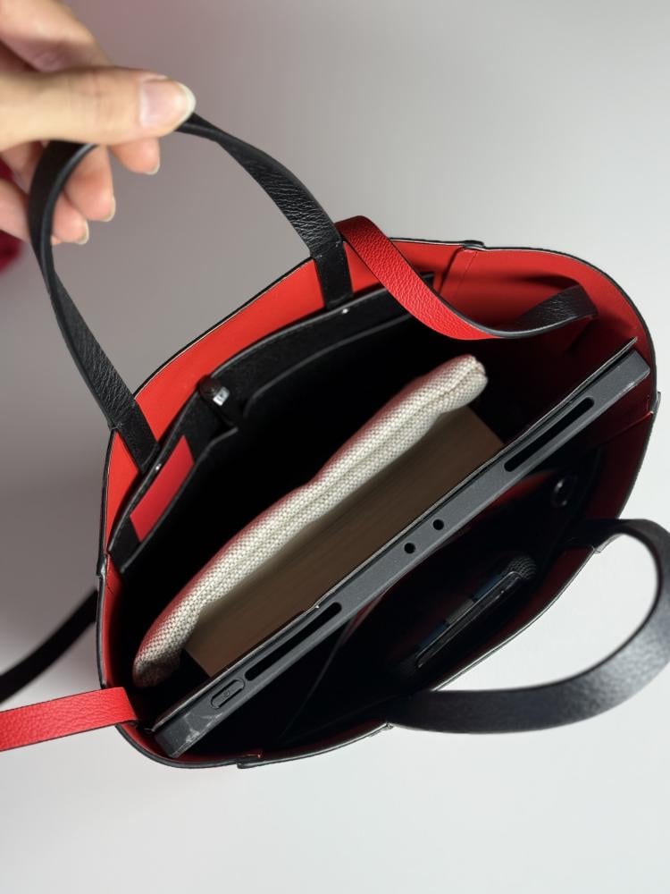 كارولينا هيريرا سمول توت Carolina Herrera tote red and black signature