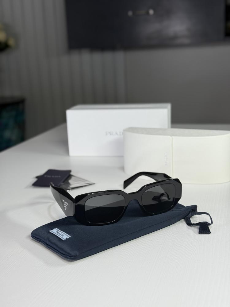 نظارة برادا بفريم بلاستيك اسود  وعلامه سجنشر Women’s Sunglasses PRADA SPR 17W 1AB-5S0