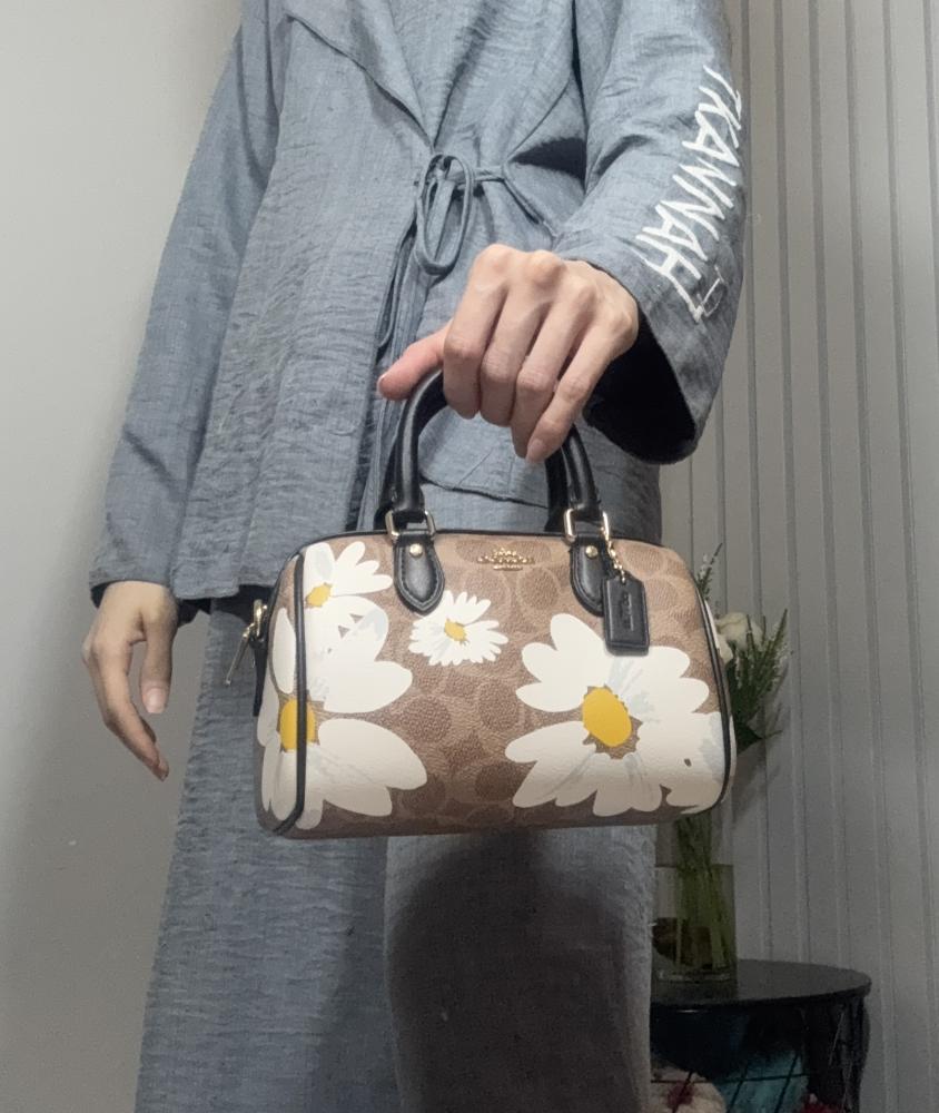 كوتش ميني روان سجنشر بطبعة ورد  COACH  CZ596 Signature Floral Print Mini Rowan