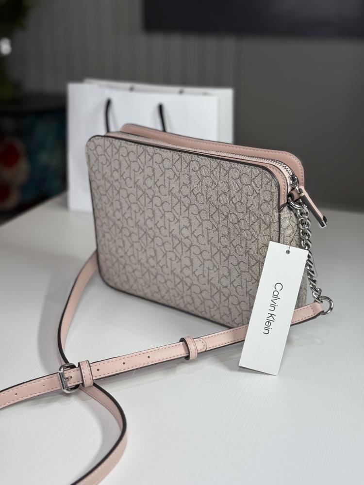 كالفن كلاين شنطة كروس بودي كاميرا باق بمداخل متعدده ck crossbody bag - بيج سجنشر / وردي