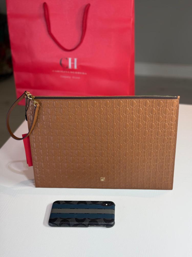باوتش كارولينا لارج سجنشر باللون البني carolina Herrera large pouch signature print