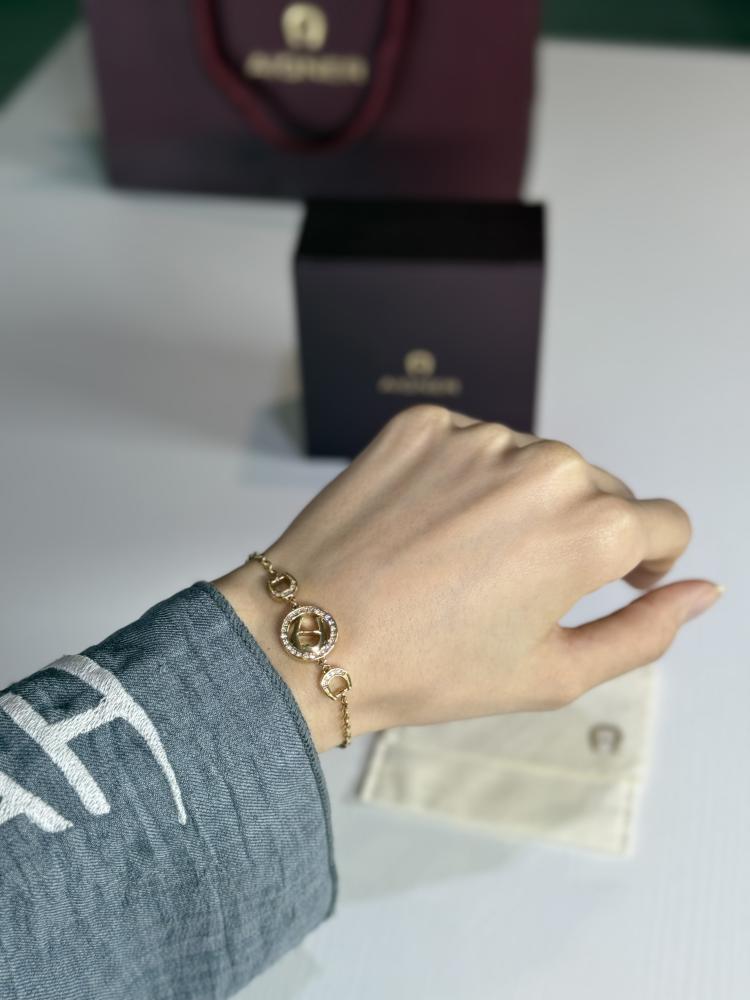 اسوار اجنر ذهبي بعلامه وحذوه BRACELET WITH A-LOGO AND HORSESHOES GOLD