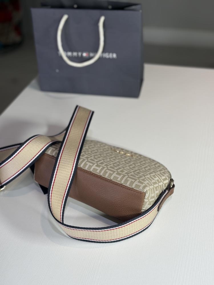 شنطة تومي دوم كروس بودي بيج سجنشر   Tommy Hilfigur dome crossbody leather bag