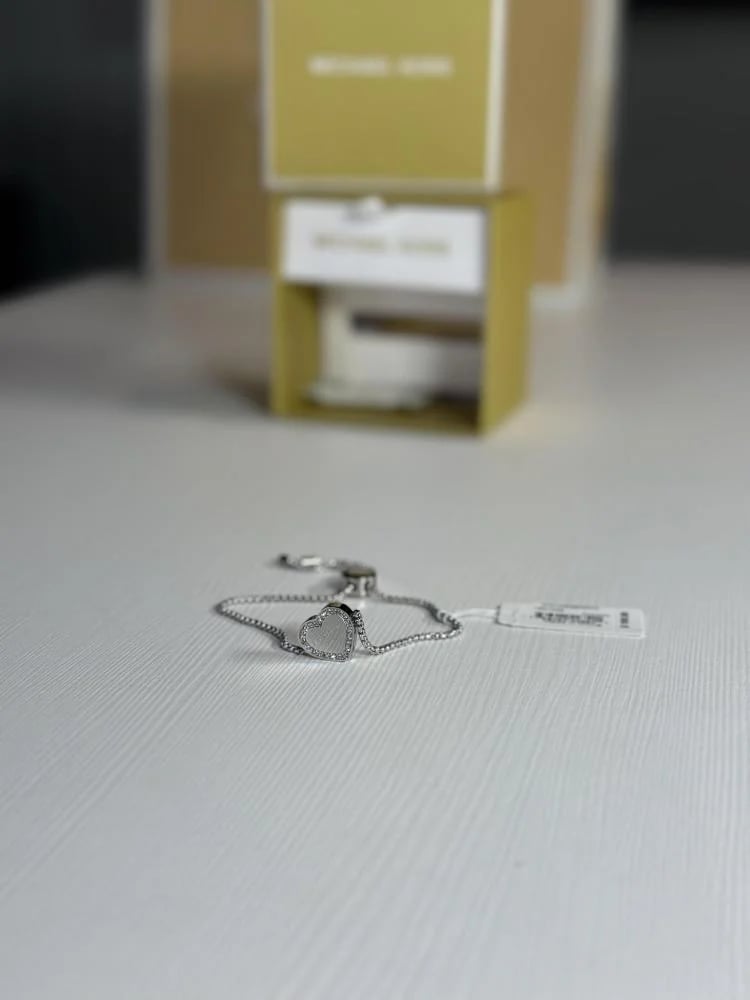اسوار مايكل كورس سحب بقلب فضي مرصع بالكريستال mk heart bracelet silver