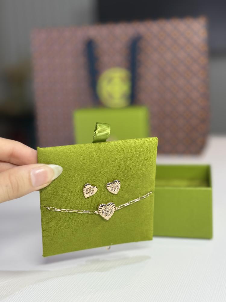 طقم توري برتش حلق و اسوار بقلب مرصع بلوقو كريستال tory burch heart bracelet earring set