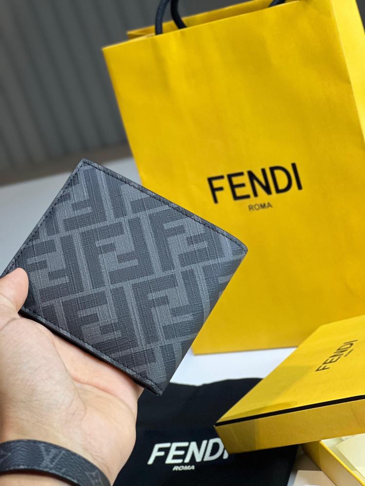 محفظة فندي محفظة Fendi Diagonal بلون رمادي وخط - سجنشر رمادي/ اصفر