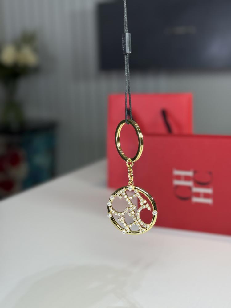 ميدالية كارولينا حلق لوقو باللون الذهبي مزين باللولو Carolina Herrera loop pearl keychain CH